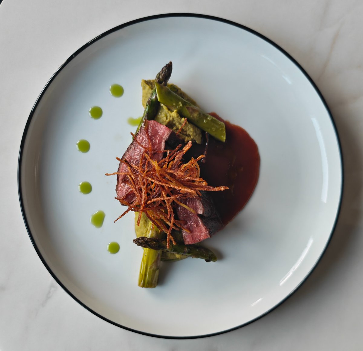 Rund met asperge en krokant aardappelnestje